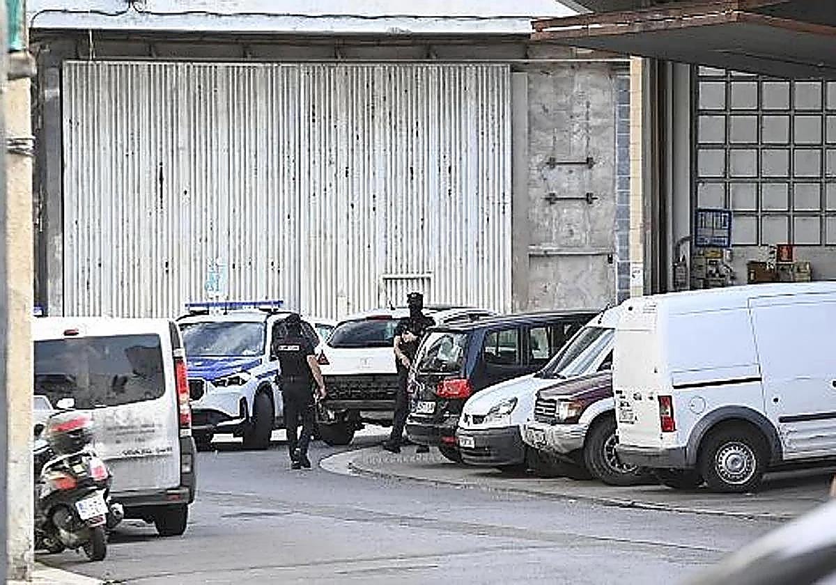 La Ertzaintza sigue la búsqueda del presunto autor del asesinato de un taxista en Guipúzcoa tras registrar su piso y un local