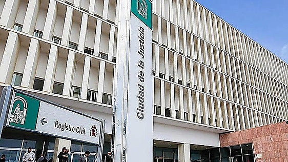 Pierde la visión tras operarse y la clínica no lo atiende hasta un mes después: deberá indemnizarlo con 41.000 euros