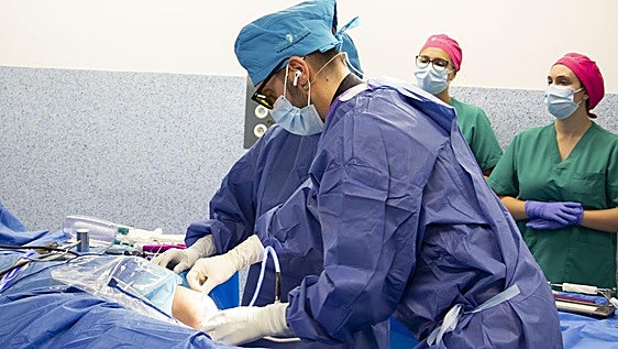 Ver una cirugía como ir al cine: 300 personas acuden a la operación de rodilla de un futbolista