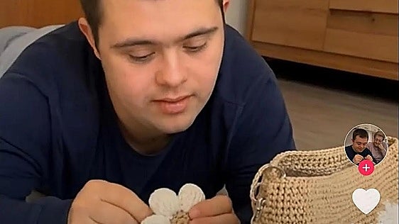 Denuncian a una web que usa a un joven con síndrome de Down generado con IA para intentar vender bolsos