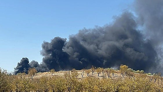 Declarado un incendio en una planta de reciclaje privada en Granada