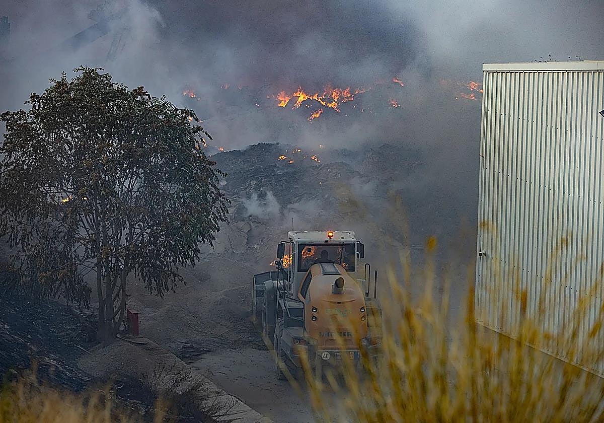 Guardia Civil y Bomberos investigan la causa del incendio de la planta de reciclaje de Granada