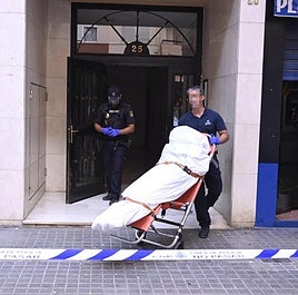 Traslado del cadáver del hombre asesinado