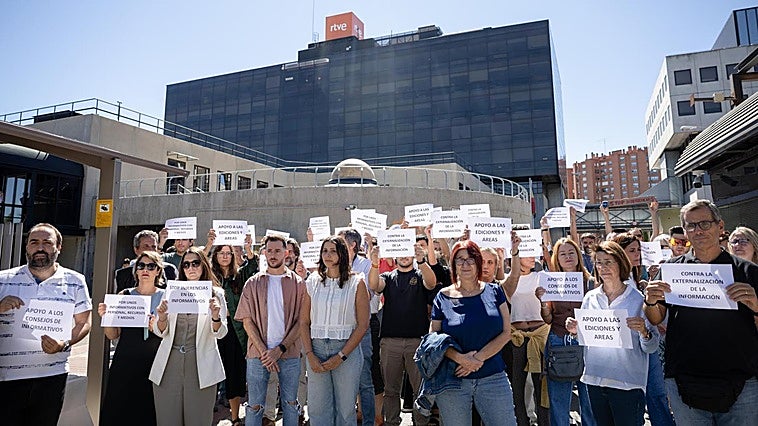 Trabajadores de RTVE se concentran contra la externalización y la Presidencia rechaza «censura ideológica»