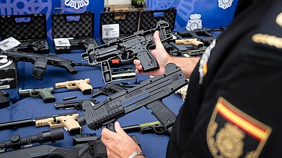 El robo de un rifle en Valencia destapa uno de los mayores arsenales de armas de España