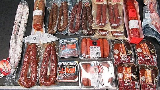 Multan con 500 dólares a un estadounidense que aterrizó en Seattle con más de nueve kilos de embutido de Mercadona sin declarar