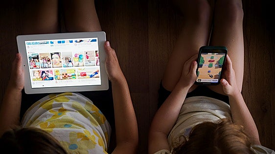 Siete de cada diez niños de entre 8 y 16 años usa pantallas más de dos horas al día