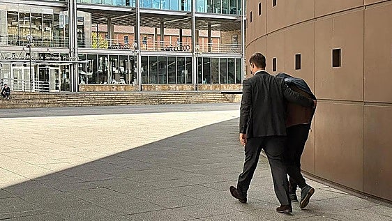 El juez impone la orden de alejamiento para los cinco detenidos por la agresión de Oviedo