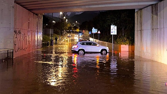 La Generalitat defiende no haber lanzado una alerta preventiva ante las lluvias que han dejado una víctima mortal en Cataluña