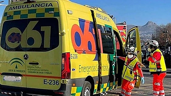 Un técnico del 061 abrió con un DNI la casa de la mujer estrangulada en Pinares de San Antón, Málaga, lo que permitió que la reanimaran