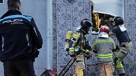 Explota una bolsa de basura en un edificio en Gijón y destroza un portal y la puerta de un piso: «Creíamos que era una bomba»