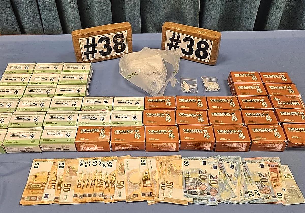 Las cajas con las pastillas de viagra, la droga y el dinero incautado.