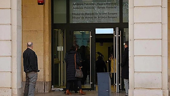 Cobra durante nueve años la pensión de invalidez de una mujer para saldar una deuda de su hermano