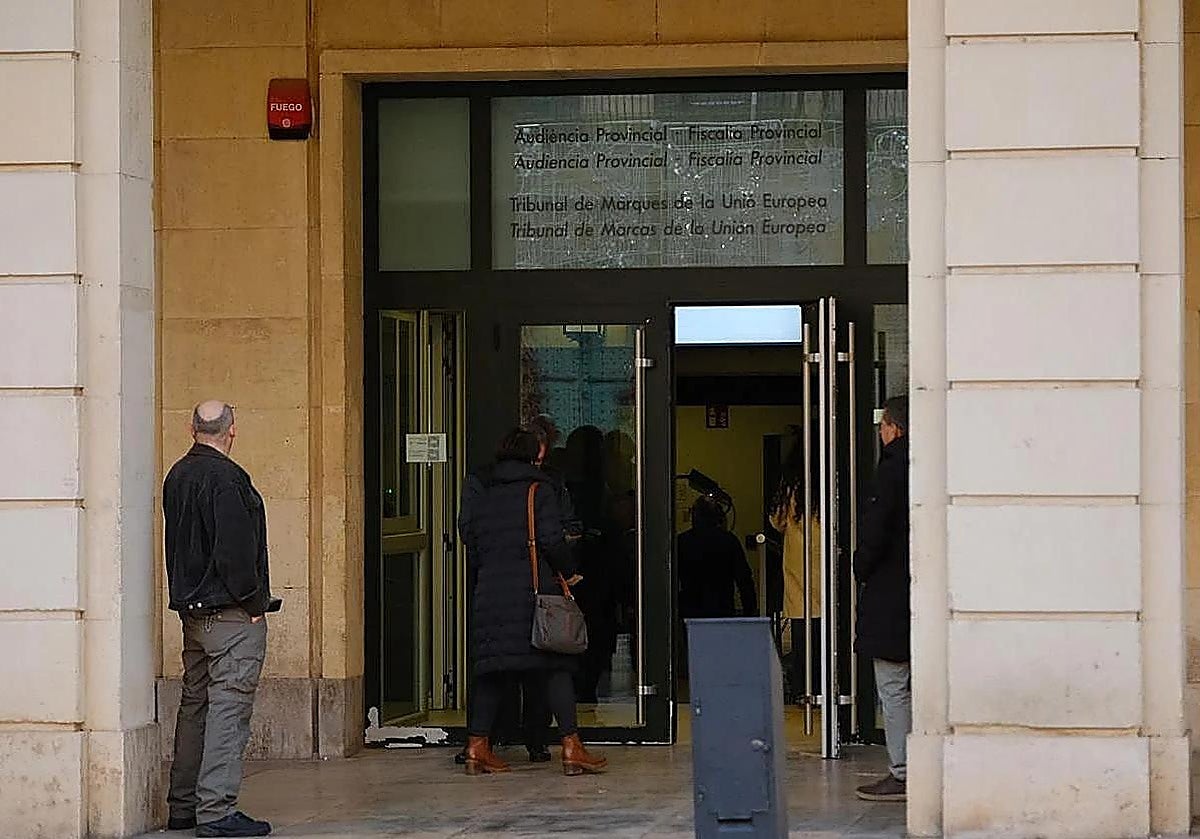 Cobra durante nueve años la pensión de invalidez de una mujer para saldar una deuda de su hermano