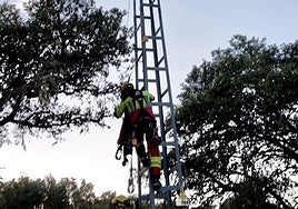 Bomberos rescatan a la menor de la torreta eléctrica.