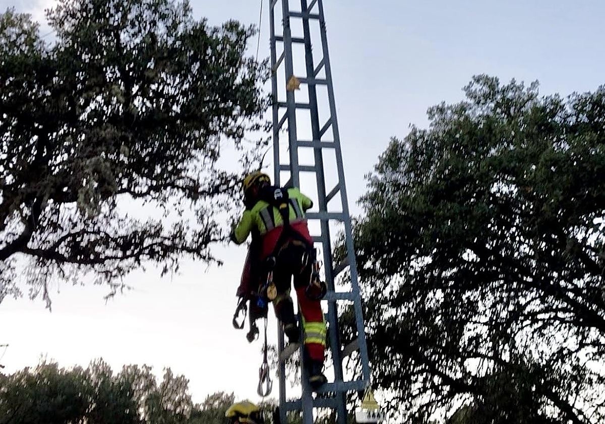 Bomberos rescatan a la menor de la torreta eléctrica.