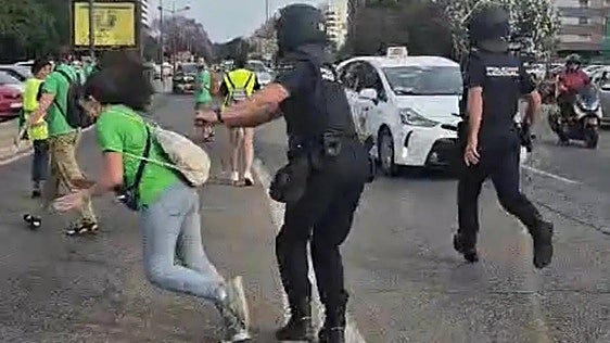 El policía que empujó a la docente declara que no pretendía hacerle daño y que siguió el protocolo