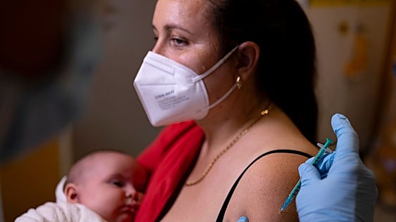 La no vacunación de las madres dispara el covid en bebés durante el último brote
