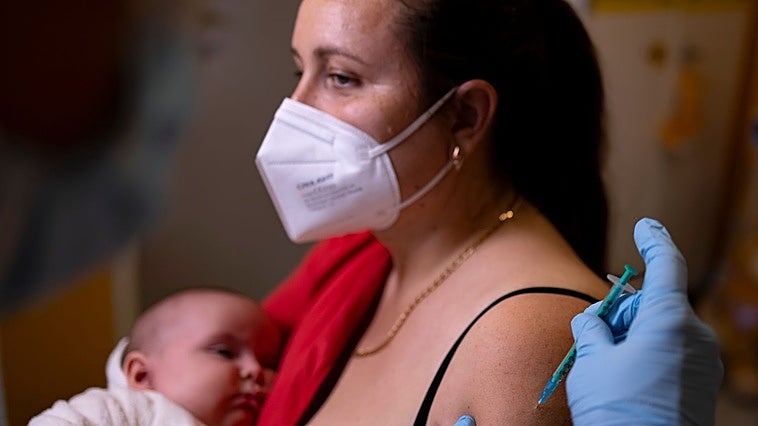 La no vacunación de las madres dispara el covid en bebés durante el último brote