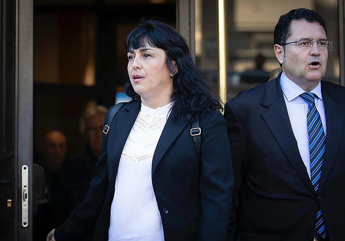 La madre de Maracena, Juan Rivas, junto a su abogado Carlos Aránguez.