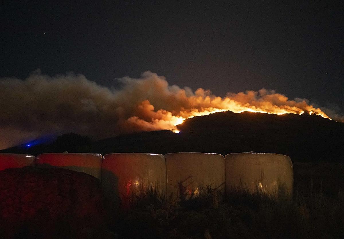 Al menos 350 hectáreas arrasadas en un incendio en Ourense | El Diario Vasco