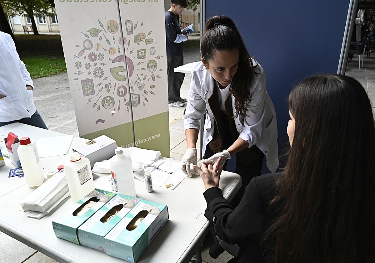 Una sanitaria realiza la prueba del VIH a una mujer.