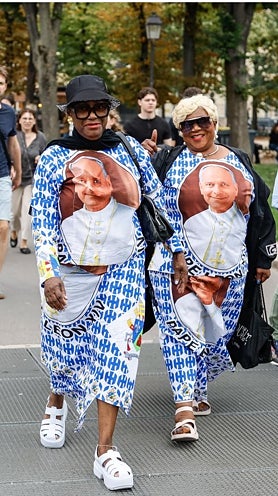 Imagen secundaria 2 - Prevost, durante los actos de hoy. Su periplo por Francia está dejando imágenes muy curiosas en París.