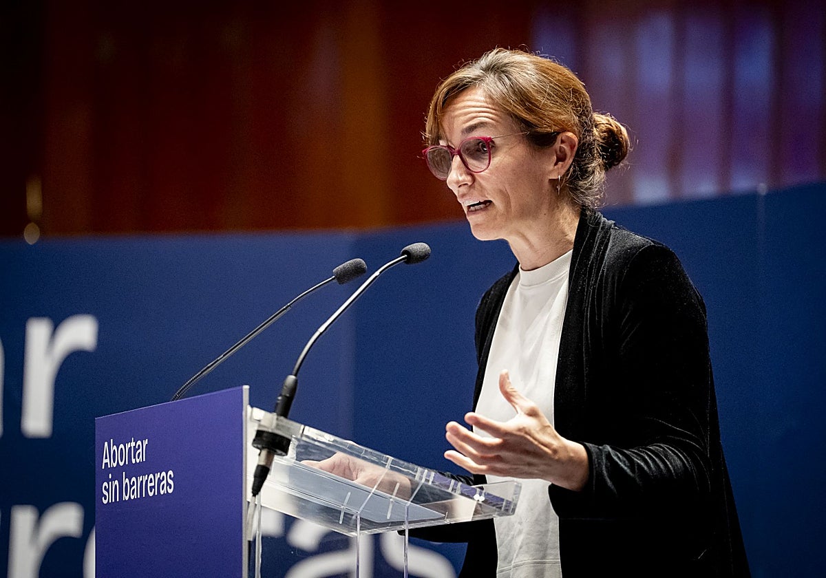 La ministra de Sanidad, Mónica García, interviene durante el acto 'Abortar sin barreras', este lunes.