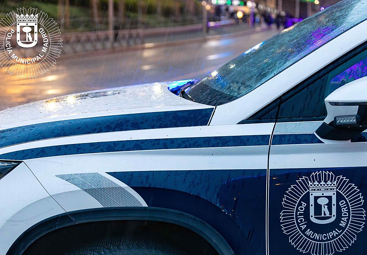 Detenido con una careta de 'La Casa de Papel' y un machete circulando en patinete por Madrid