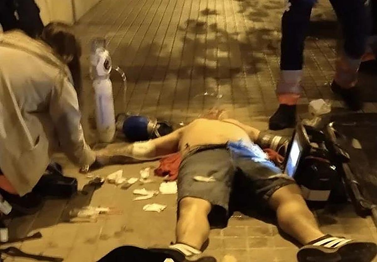 La víctima tendido en la calle donde fue brutalmente agredido