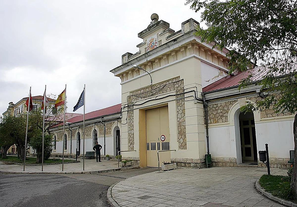 Absuelto de agresión sexual a la hija de su expareja porque estaba recogiendo a su primo en la cárcel de Burgos