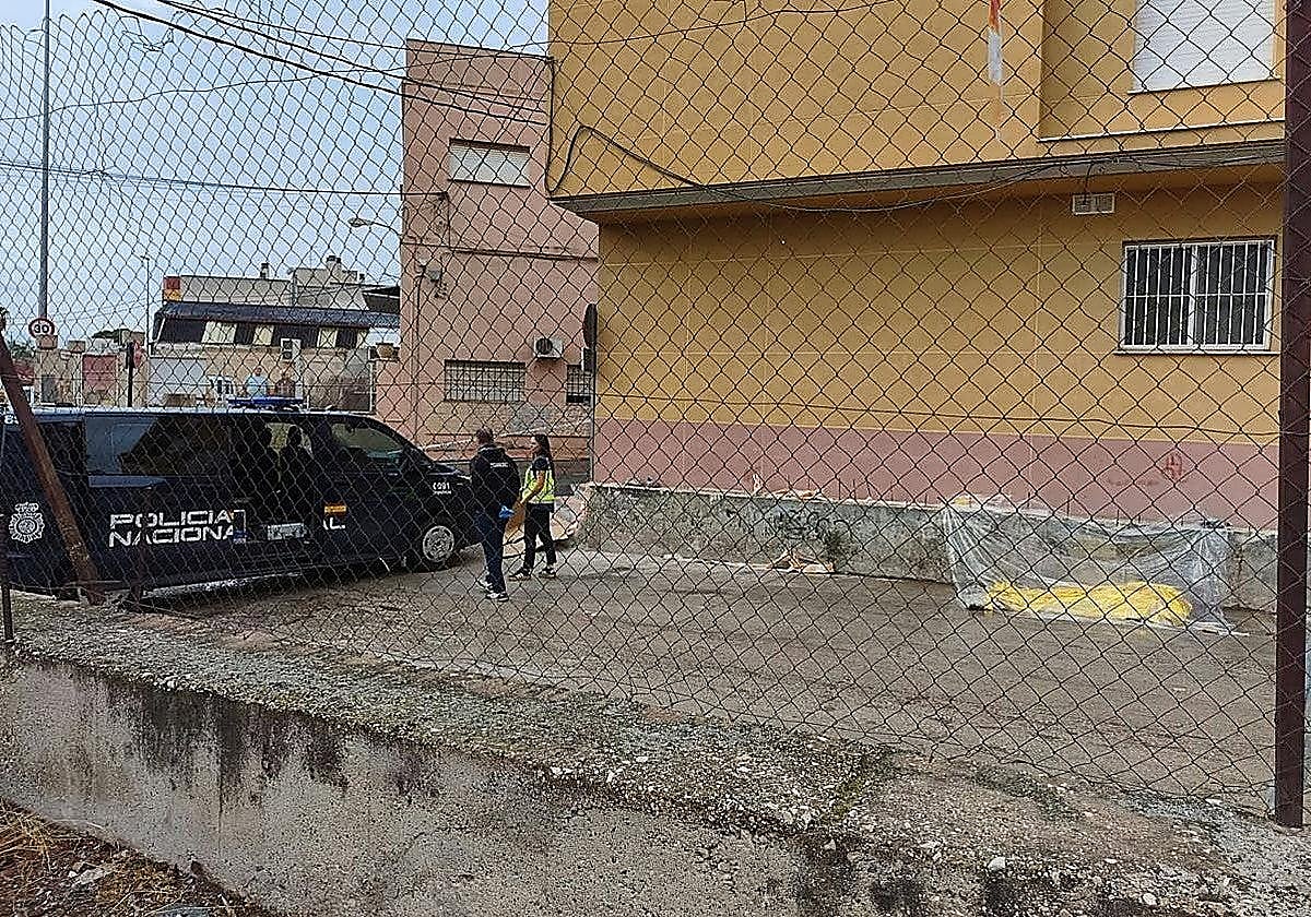 Hallan el cadáver de un hombre con un cuchillo clavado en el pecho en Murcia