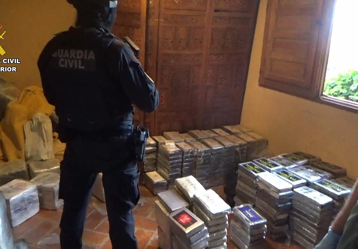 La Guardia Civil incauta casi tres toneladas de cocaína y cuatro fusiles en una casa rural de Guadalajara
