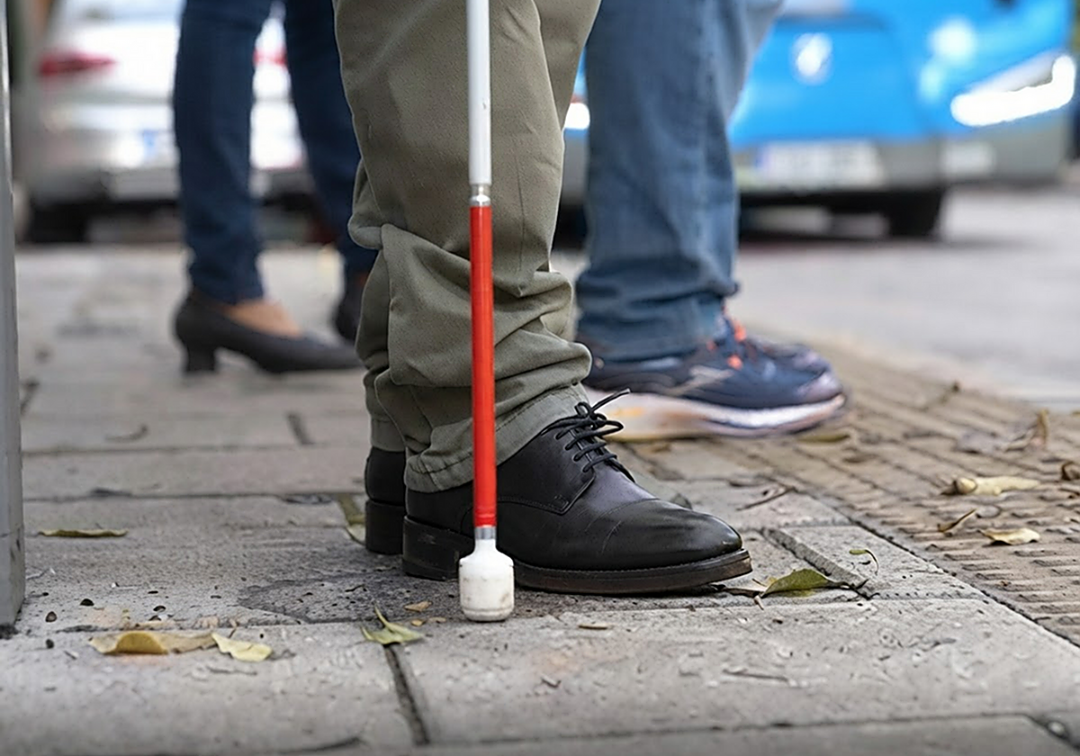 Reconocer la ciudad al tacto: así navega un peatón ciego por el laberinto urbano
