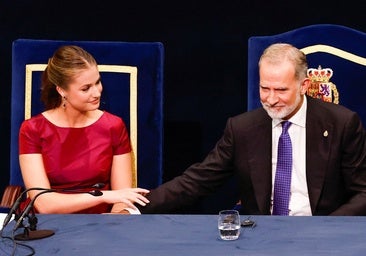 La princesa Leonor y el rey Felipe VI, durante la ceremonia de los Premios Princesa de Asturias, este viernes, en Oviedo.