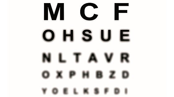 ¿Te ves los brazos más cortos? Guía para saber si tus ojos necesitan una revisión