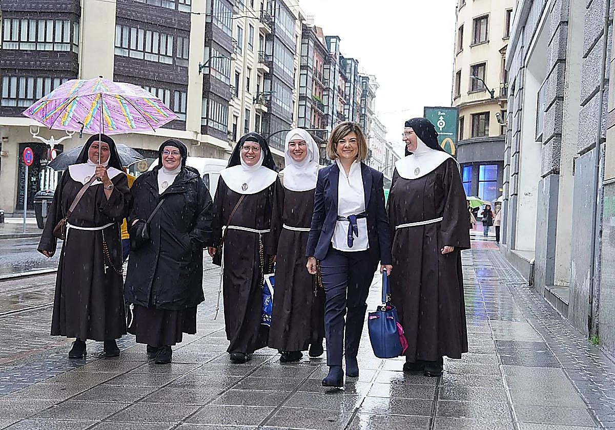 Cinco monjas rebeldes junto a su abogada en Bilbao