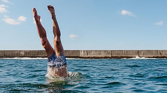 Por qué tirarte mal al agua es como chocar contra un muro de hormigón
