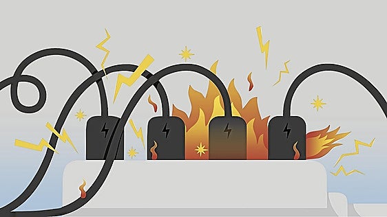El error que cometemos con las regletas que puede acabar en un incendio