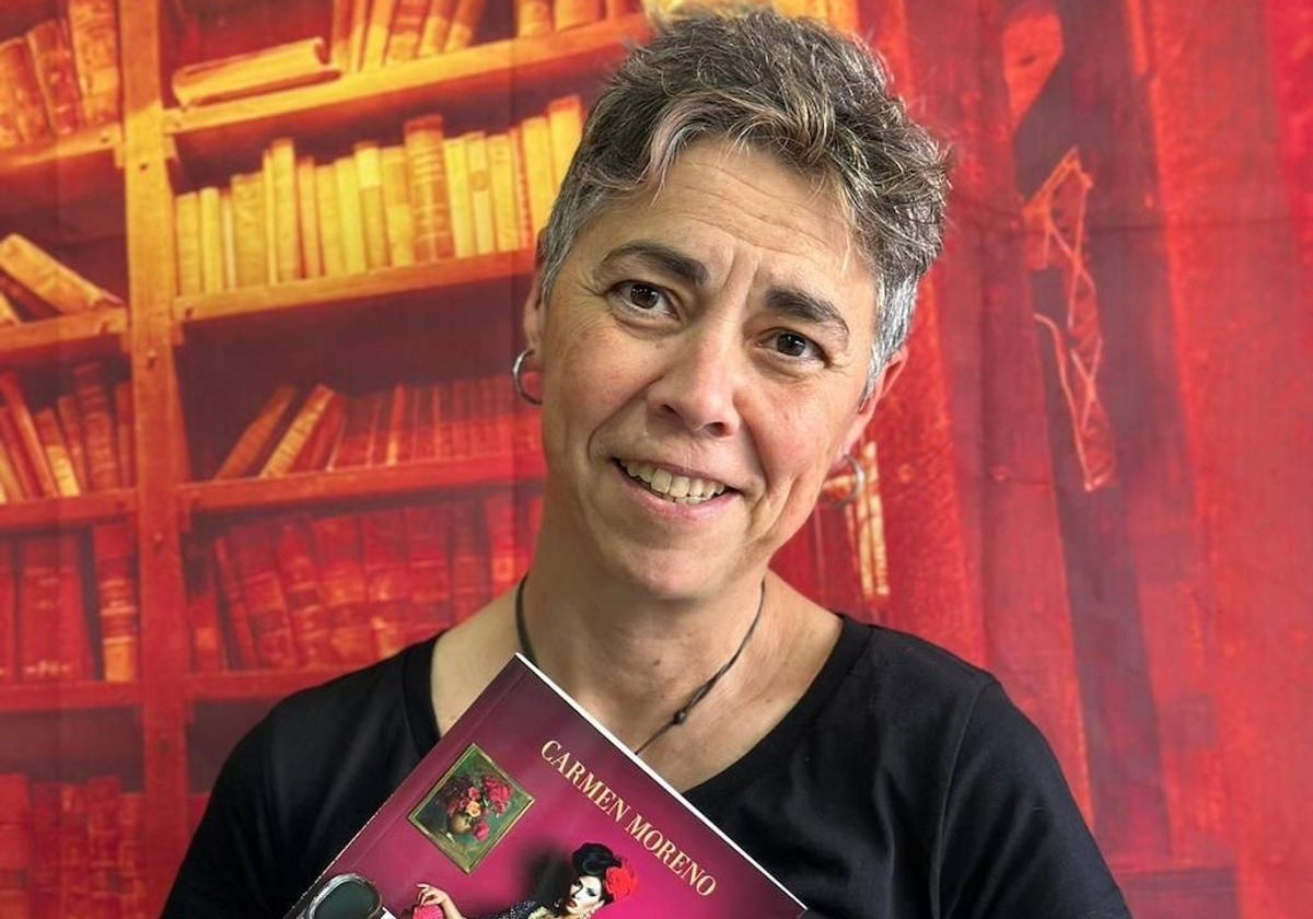 Carmen Moreno, autora de 'La copla queer' junto a su libro.