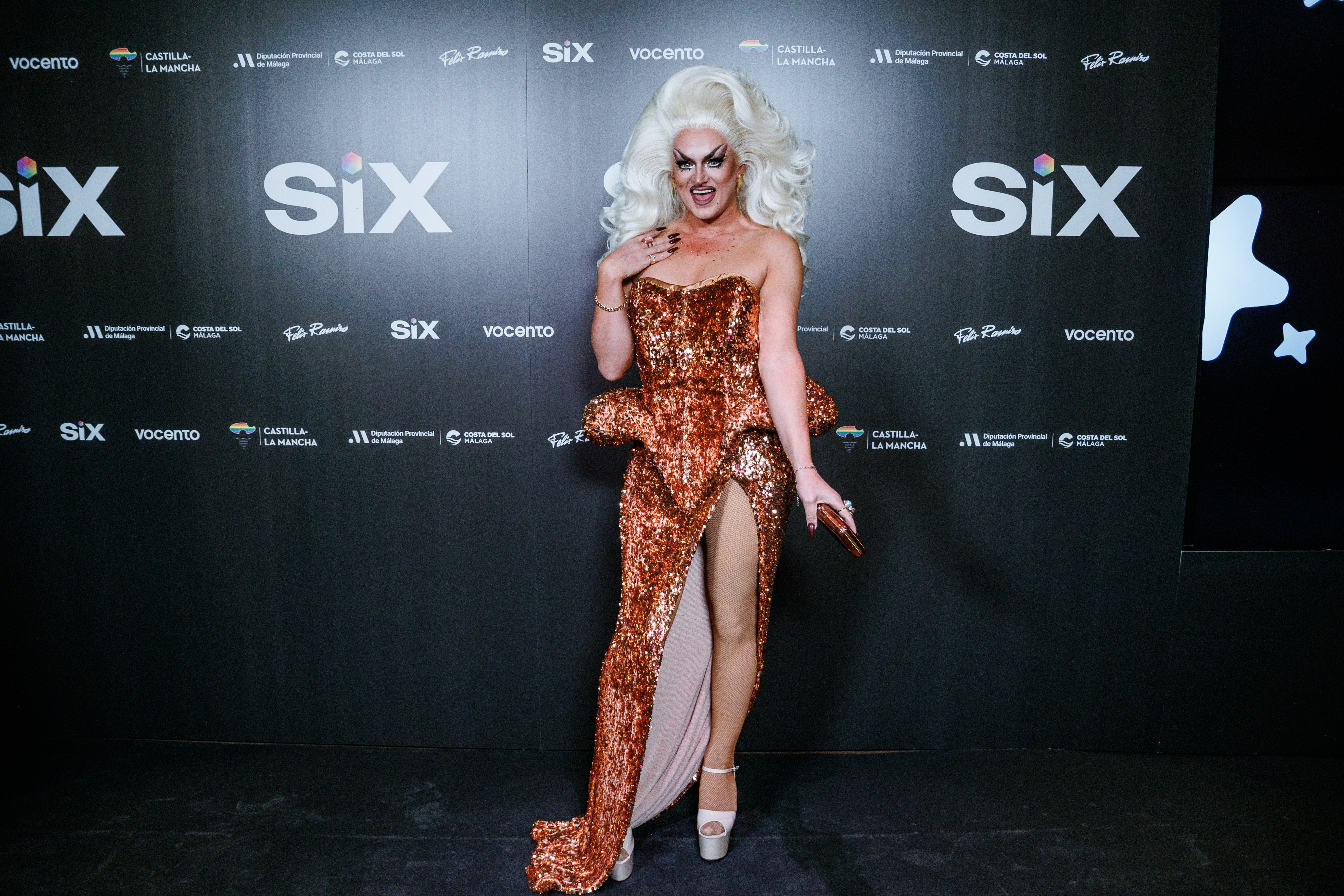 Pink Chadora, artista drag y colaboradora de SIX.