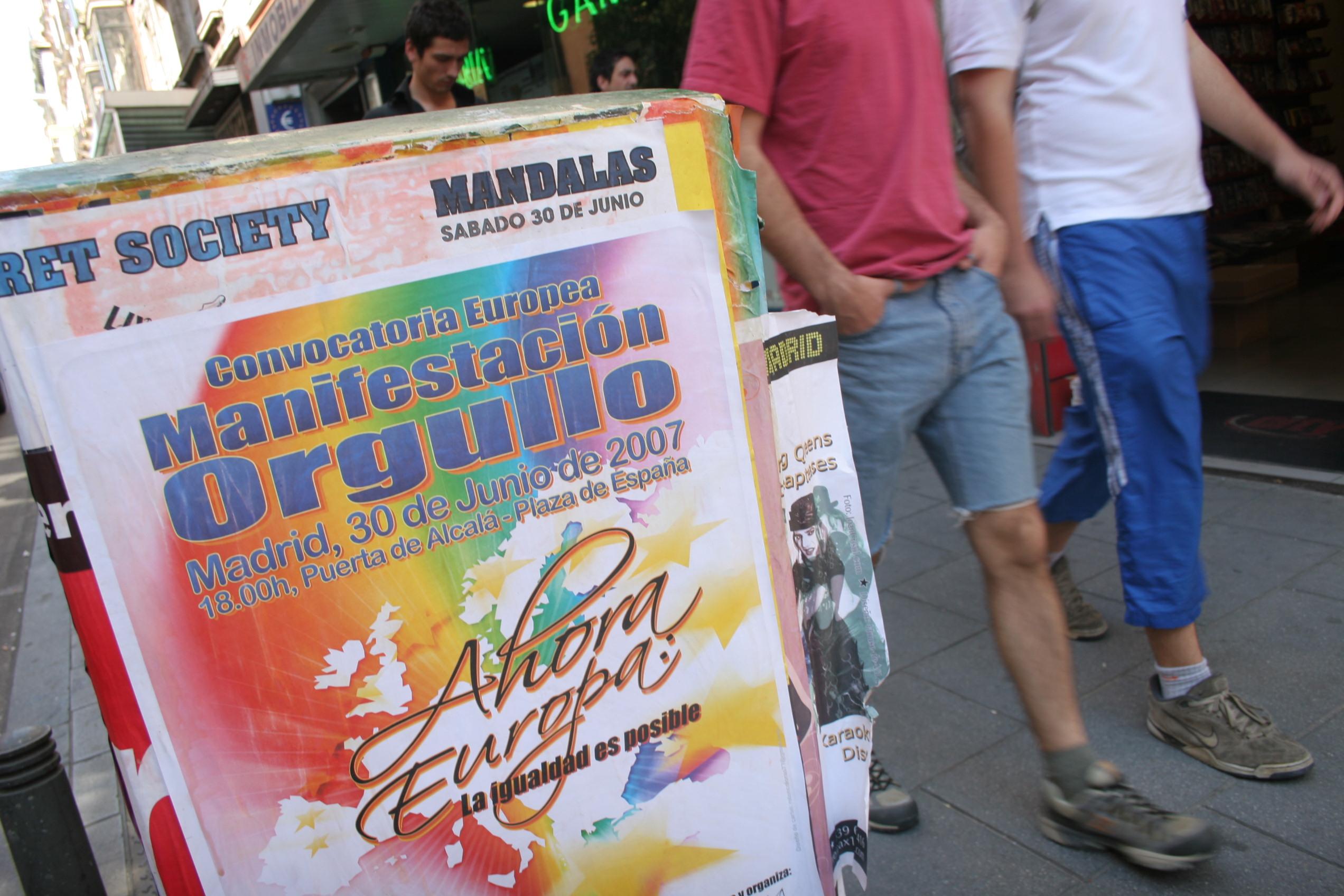 Cartel de la Manifestación del Orgullo en 2007 bajo el lema 'Ahora Europa, la igualdad es posible'. Archivo ABC