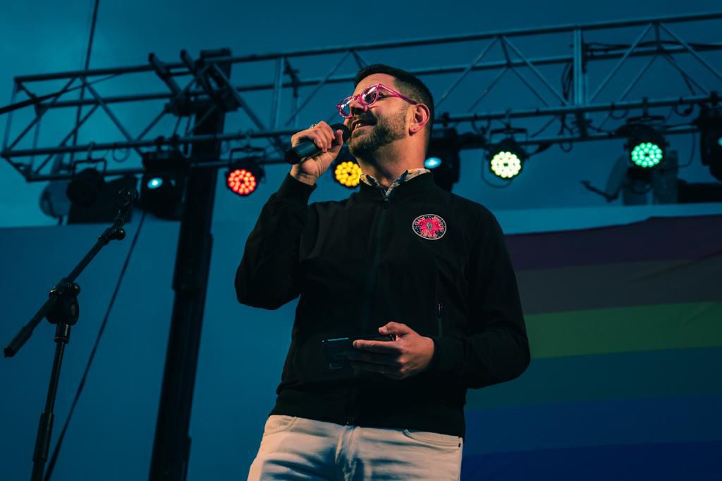 El doctor en Filología Ramón Martínez, durante el pregón del Orgullo de Parla.