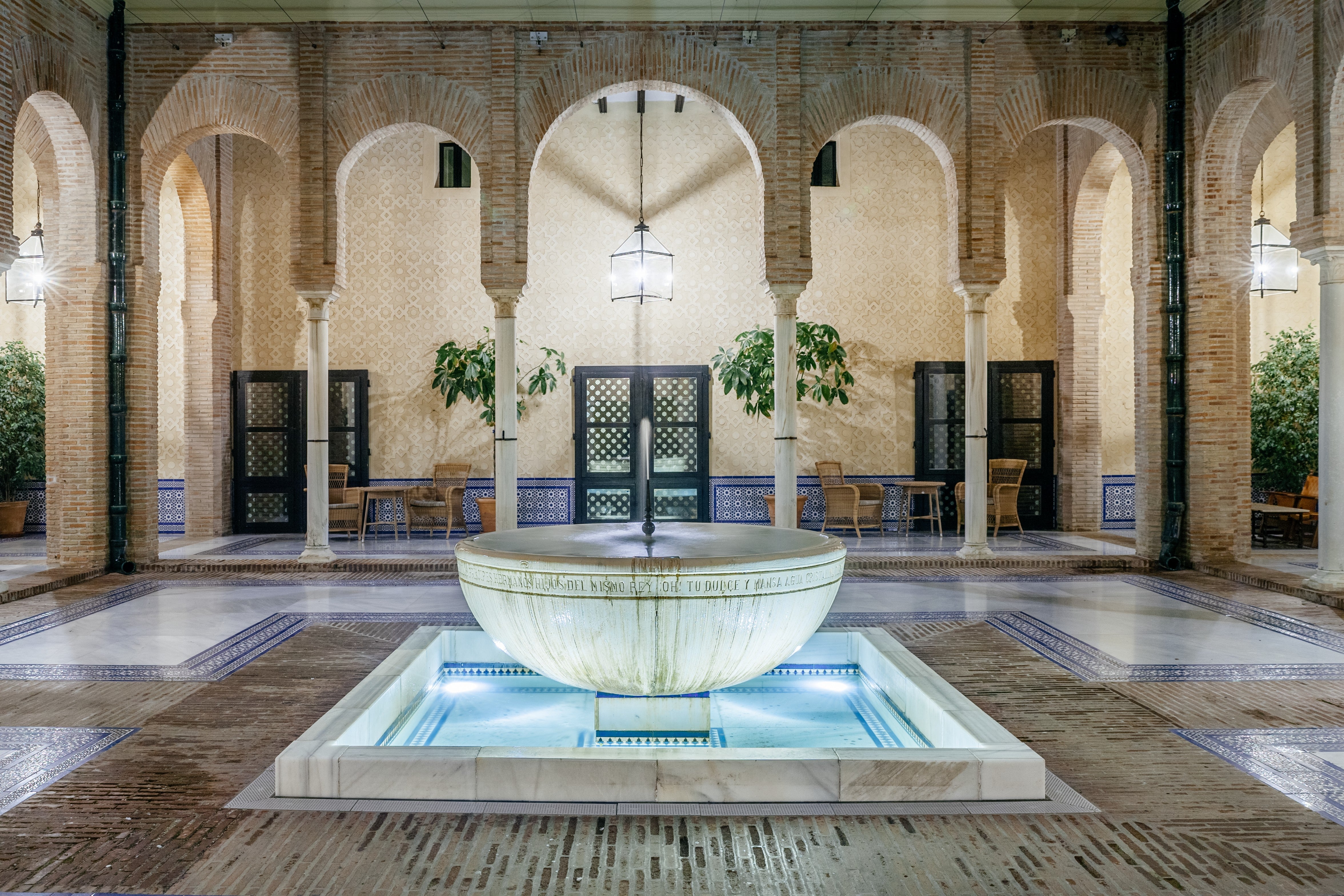 El patio del Parador de Carmona: historia, fresquito y ese momento en el que pensáis lo mismo sin decir nada.