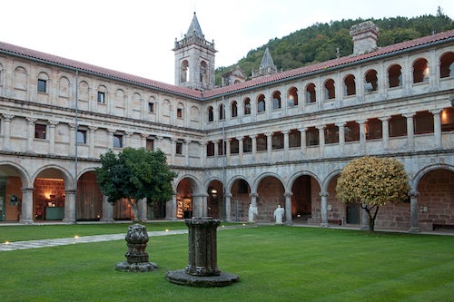 El patio del Parador de Santo Estevo: tan tranquilo que cualquier mini drama de pareja decide no presentarse hoy.