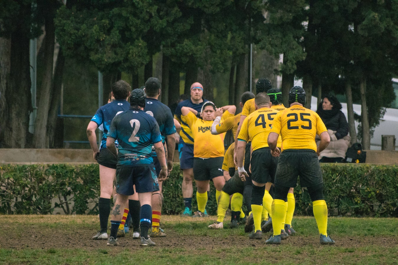 David Páez con el balón de rugby en Panteres Grogues. Alfonso Pujalte Lopez / Instagram: @fonsi_ohdaesu