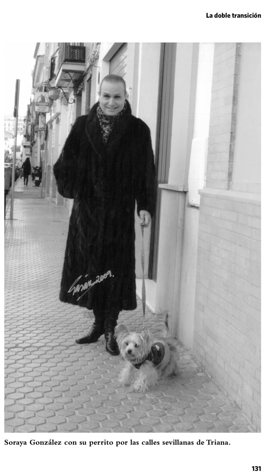 Soraya pasea con su perro por el barrio de Triana. Imagen del libro 'La doble transición'