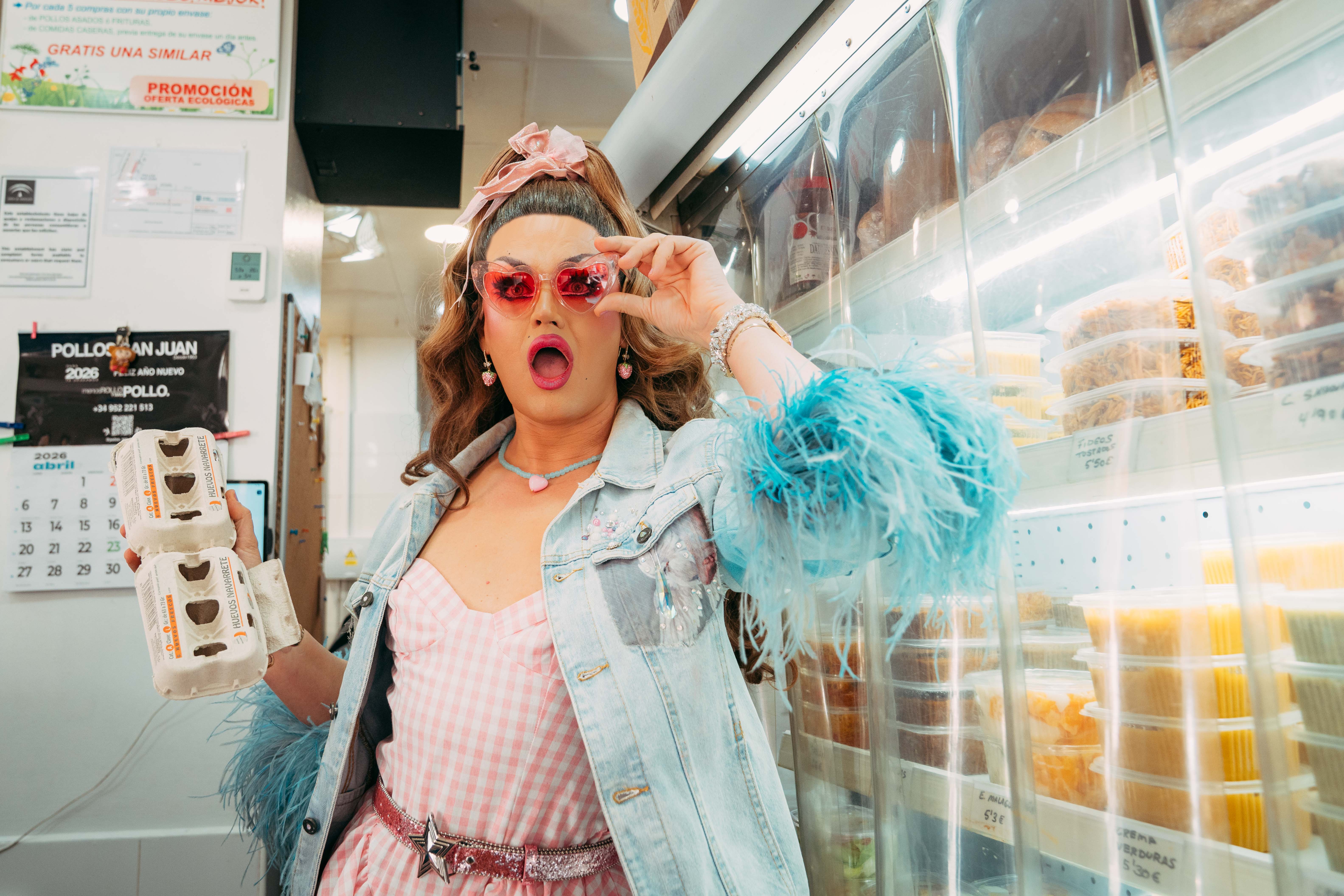 Pink Chadora en la tienda de comida casera Pollos San Juan, en Málaga. Cristina Pinto