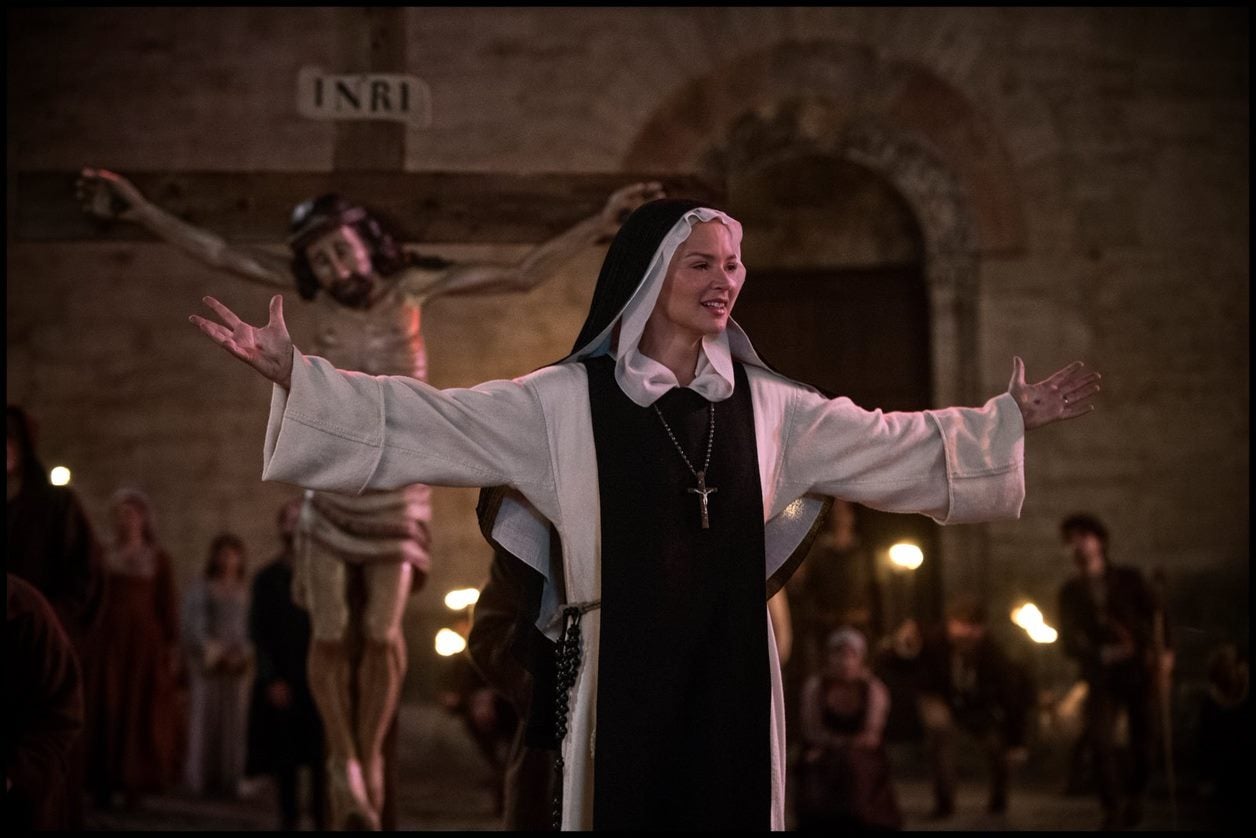 'Benedetta', la película de la monja lesbiana que no gusta a (muchas) lesbianas