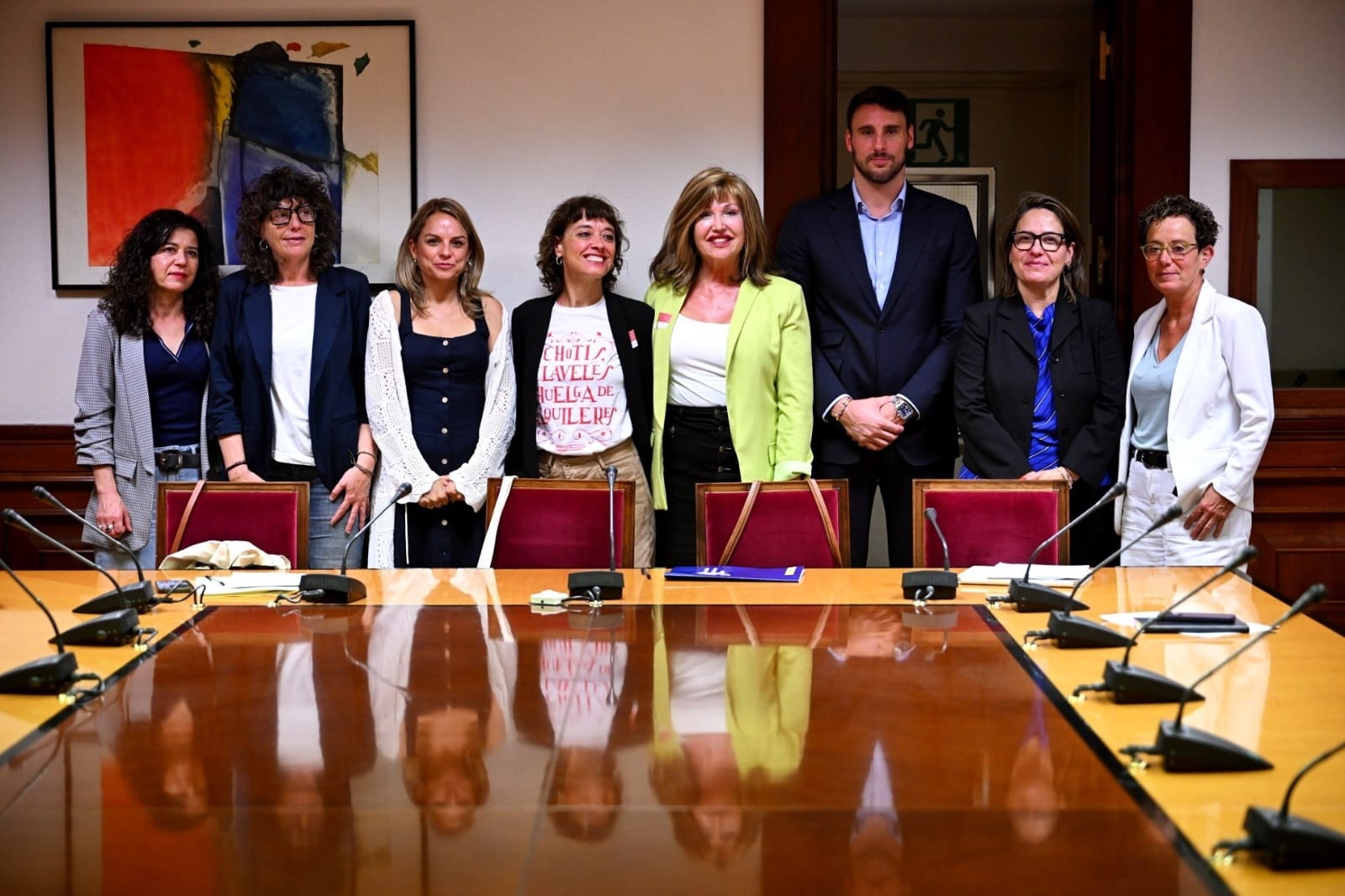Mar Cambrollé, presidenta de Plataforma Trans, junto a los representantes de los grupos políticos. Plataforma Trans